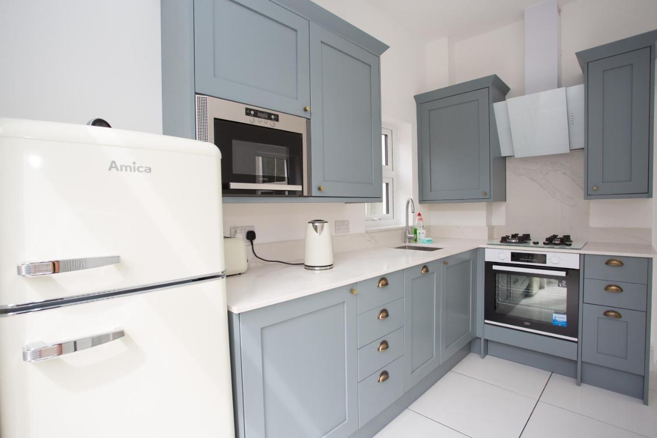 Elegant York House - On A Beach Road, Sleeps 12, With Sea Views Worthing Oda fotoğraf