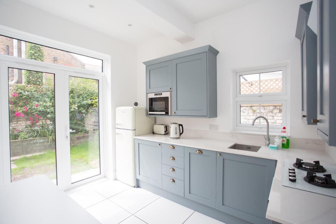 Elegant York House - On A Beach Road, Sleeps 12, With Sea Views Worthing Oda fotoğraf