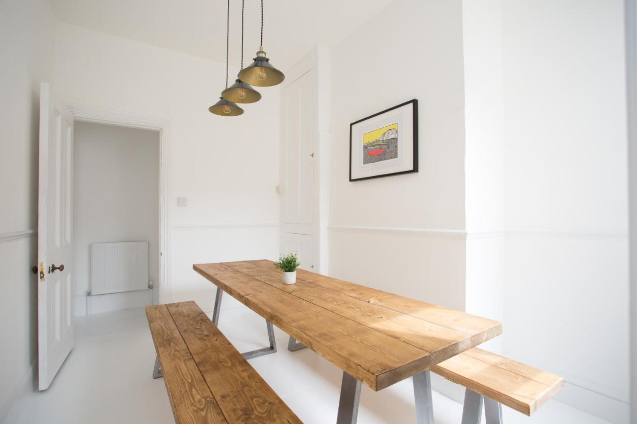 Elegant York House - On A Beach Road, Sleeps 12, With Sea Views Worthing Oda fotoğraf