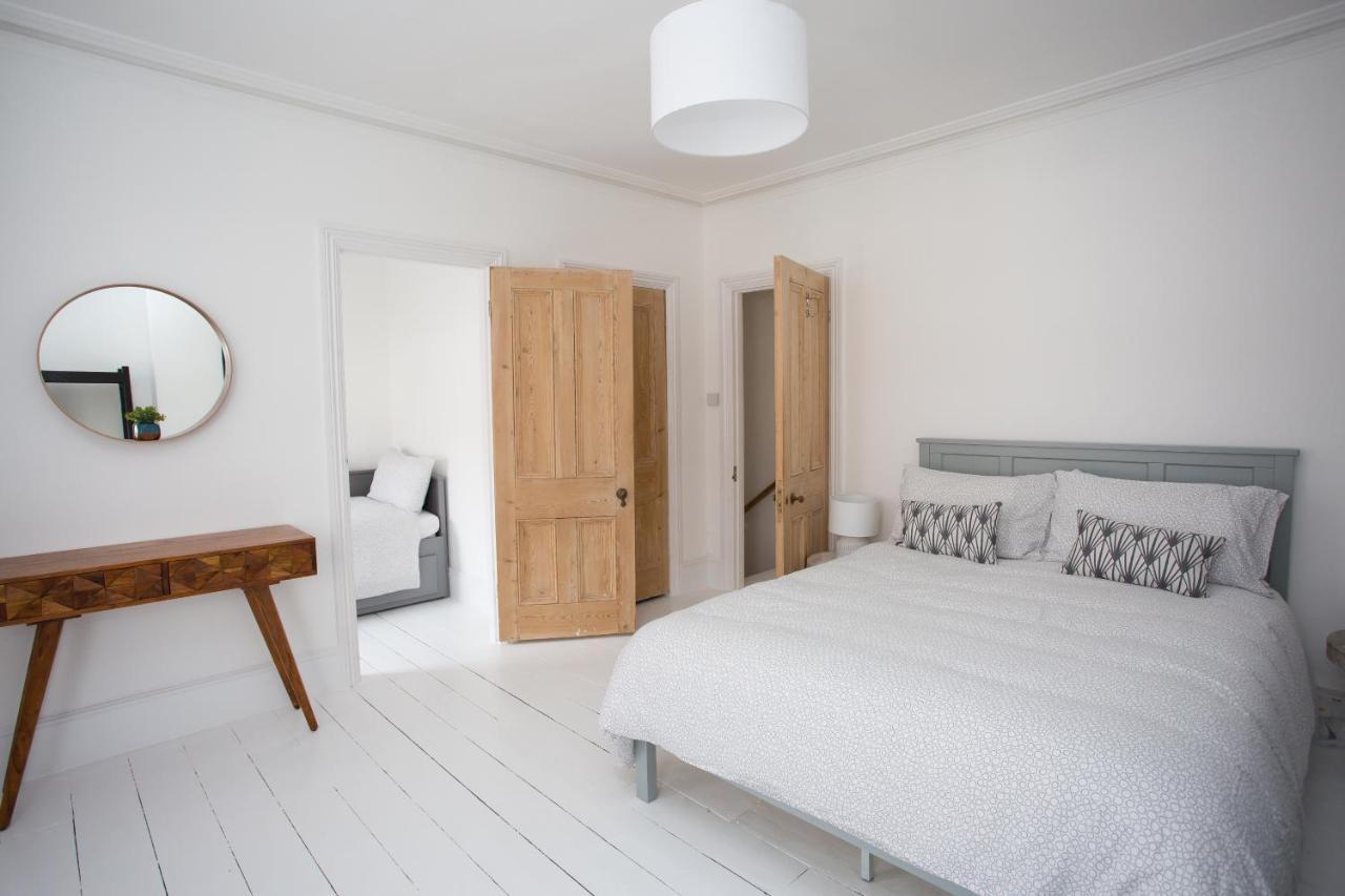 Elegant York House - On A Beach Road, Sleeps 12, With Sea Views Worthing Oda fotoğraf