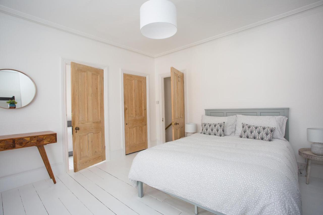 Elegant York House - On A Beach Road, Sleeps 12, With Sea Views Worthing Oda fotoğraf